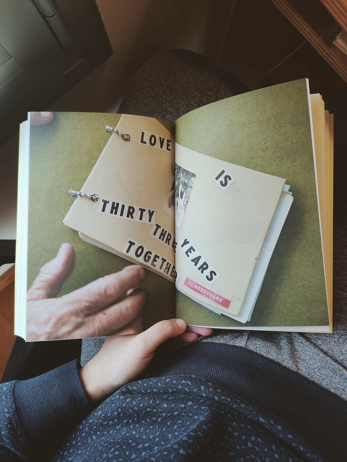 foto del interior del libro Te Elige de Miranda July donde se ve un album anillado hecho a mano donde se lee "Love is Thirty Three Years Togetger Plus 25 Years"